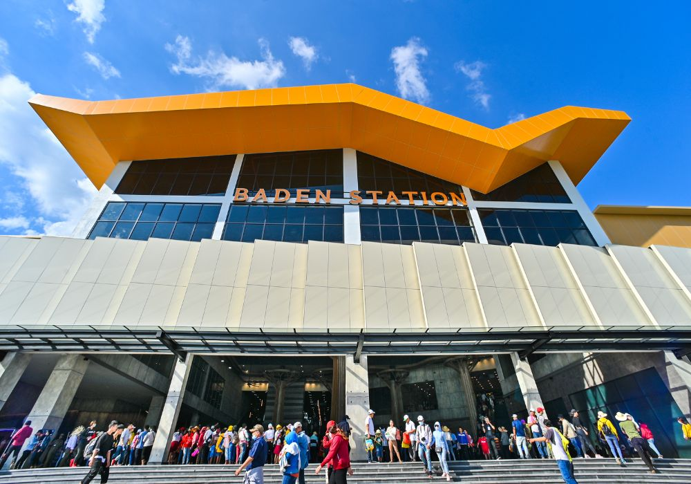 Tourists should buy tickets online in advance to ensure a smoother sightseeing experience.