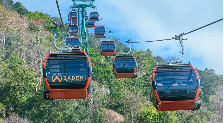 The cable car line from Hang Pagoda takes visitors from the foot of the mountain up to the pagoda area.