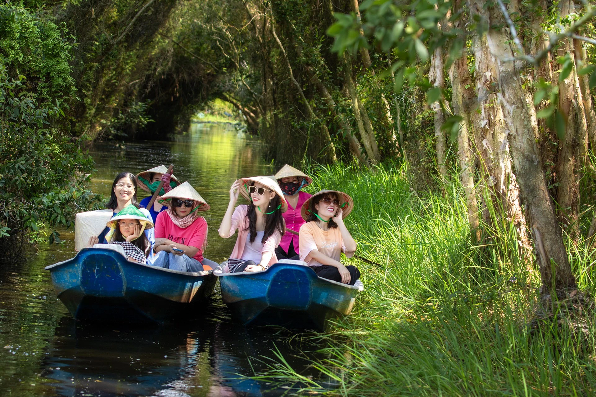 Tourists enjoy experiencing Tan Lap Floating Village.