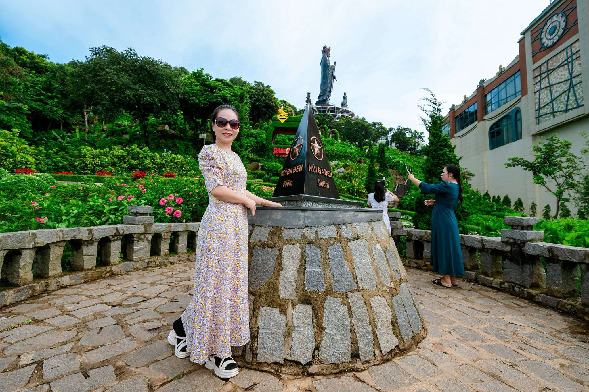 Tourists should choose appropriate attire when visiting sacred mountain tourist sites