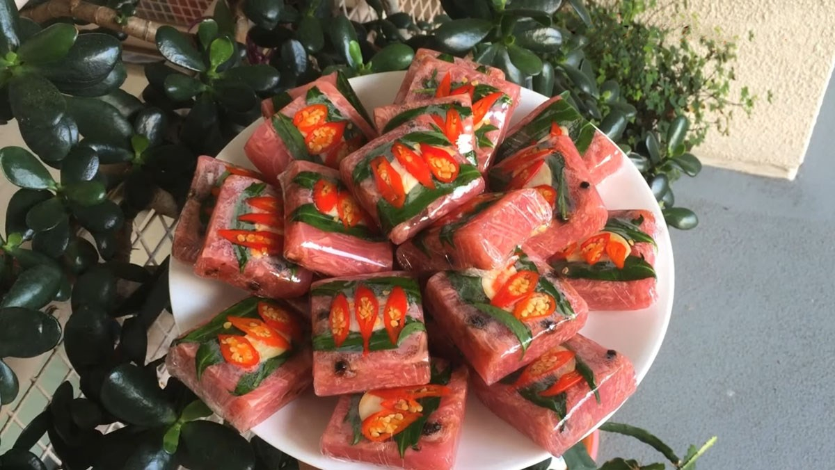 Pomelo spring rolls are a unique specialty that fascinates many foreign diners