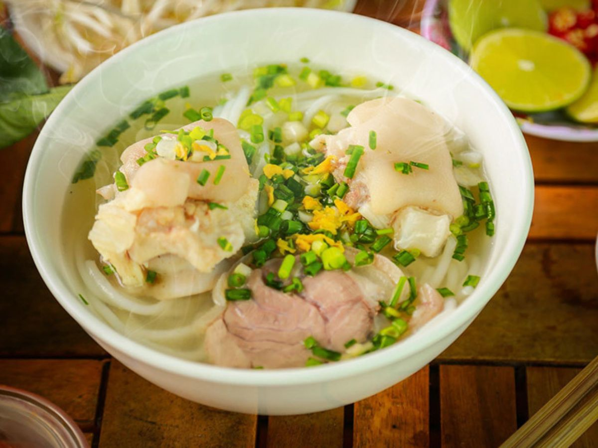Trang Bang noodle soup is a specialty dish loved by many foreign tourists