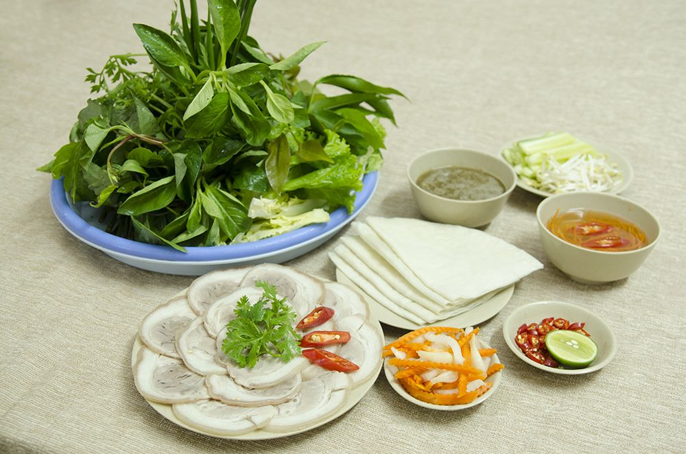 Trang Bang rice paper and pork is one of the cooling dishes suitable for eating during the hot summer months
