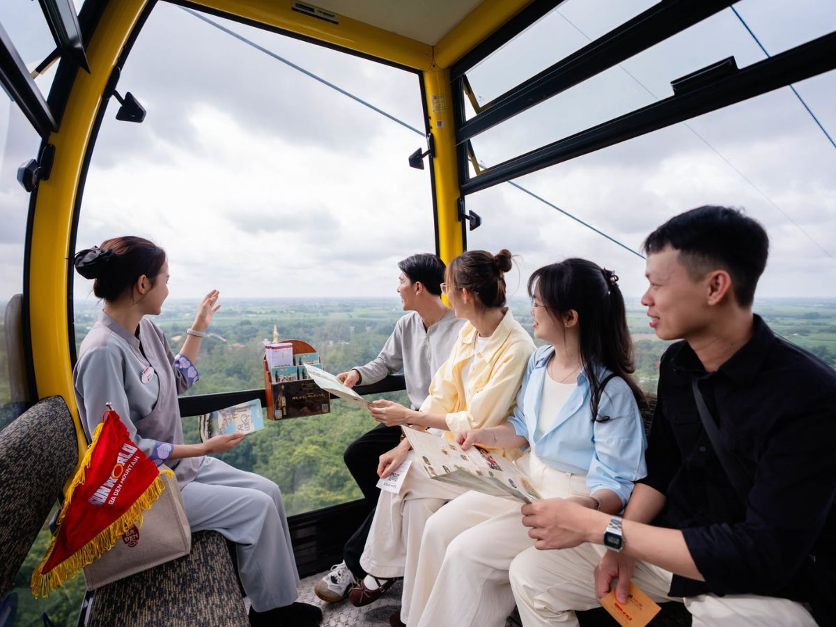 Du khách ngắm đồng bằng Tây Ninh từ cabin cáp treo Vân Sơn.