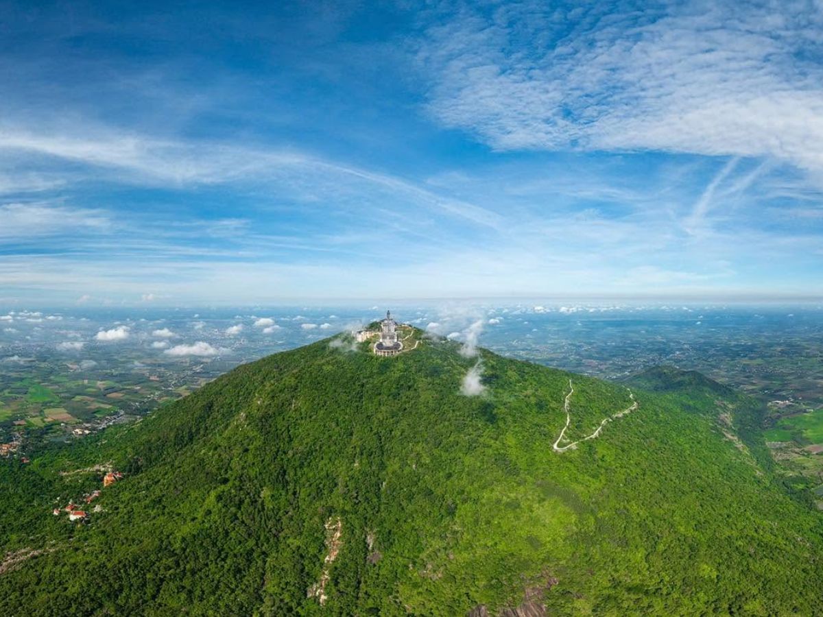 Toàn cảnh Núi Bà Đen xanh ngát giữa đồng bằng Tây Ninh.