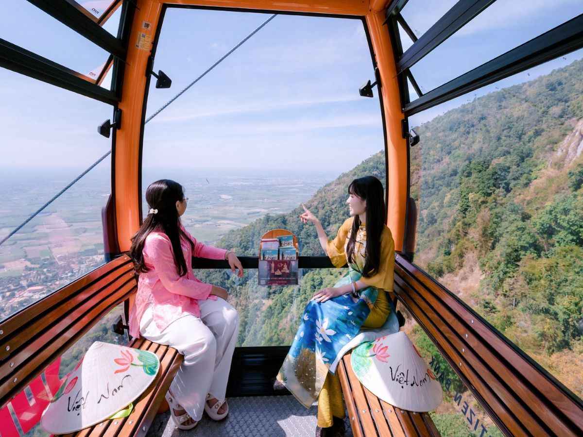 Du khách ngắm núi rừng Tây Ninh từ cabin cáp treo Tâm An.