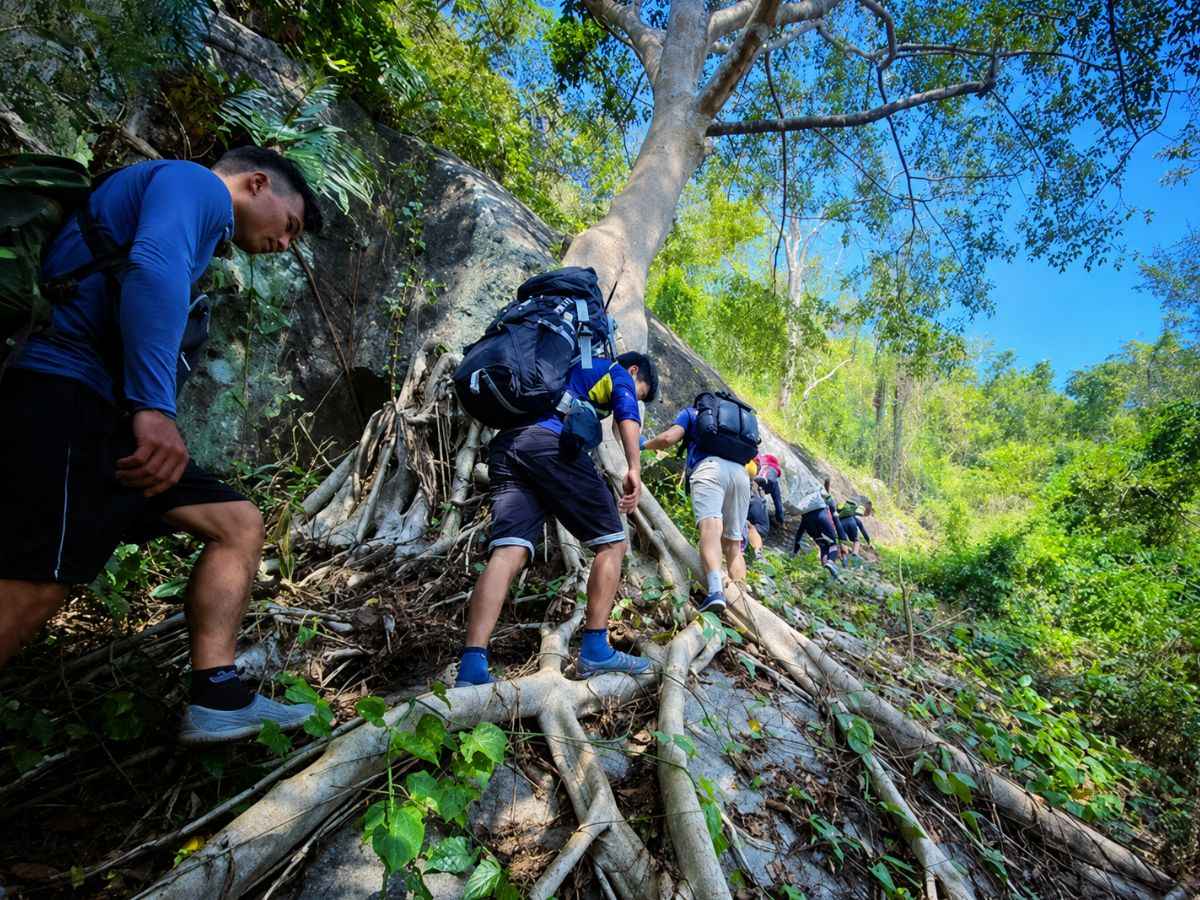 Nhóm trekking chinh phục địa hình dốc giữa rừng Núi Bà Đen.