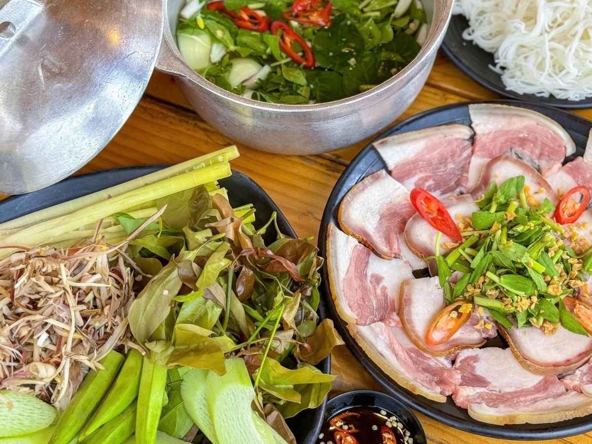 Bò tơ hấp cuốn rau rừng mang đậm hương vị đặc sản Tây Ninh.
