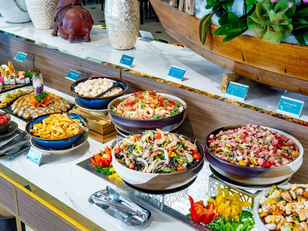 Quầy buffet Vân Sơn đa dạng món ngon cho bữa trưa gia đình.