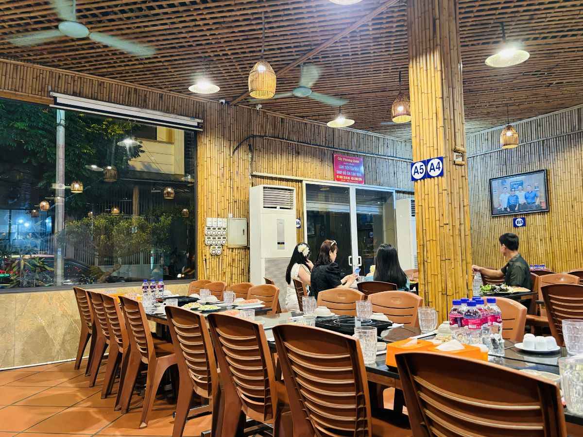 Không gian rộng rãi tại Quán Cây Phượng phù hợp cho bữa ăn gia đình.