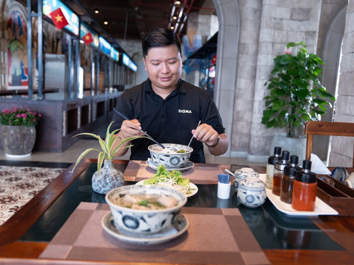 Thực khách thưởng thức bánh canh trong không gian thoáng tại Nhà hàng Hương Vị Việt.