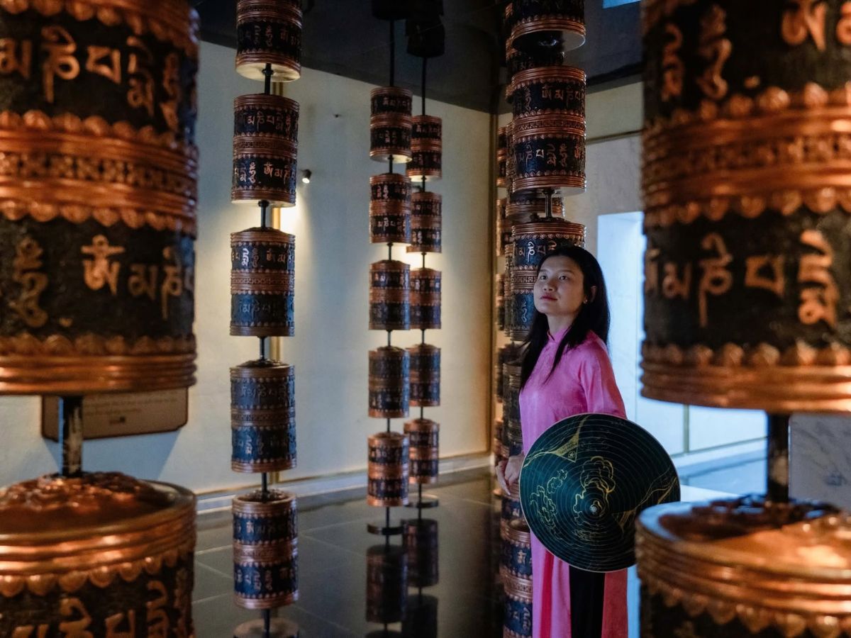 Du khách tham quan chiêm bái các công trình tâm linh trên đỉnh núi.