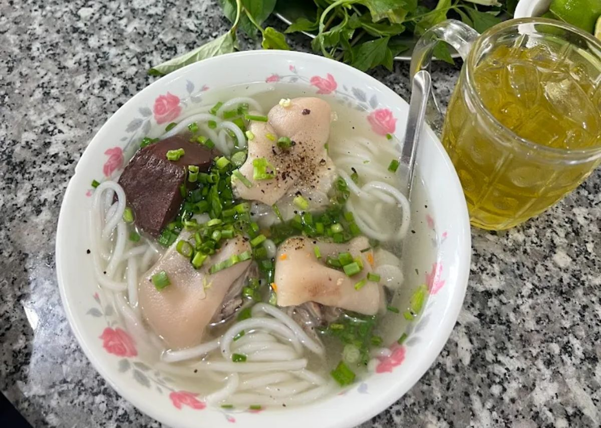 Tourists should definitely try Trang Bang rice noodle soup when visiting Tay Ninh