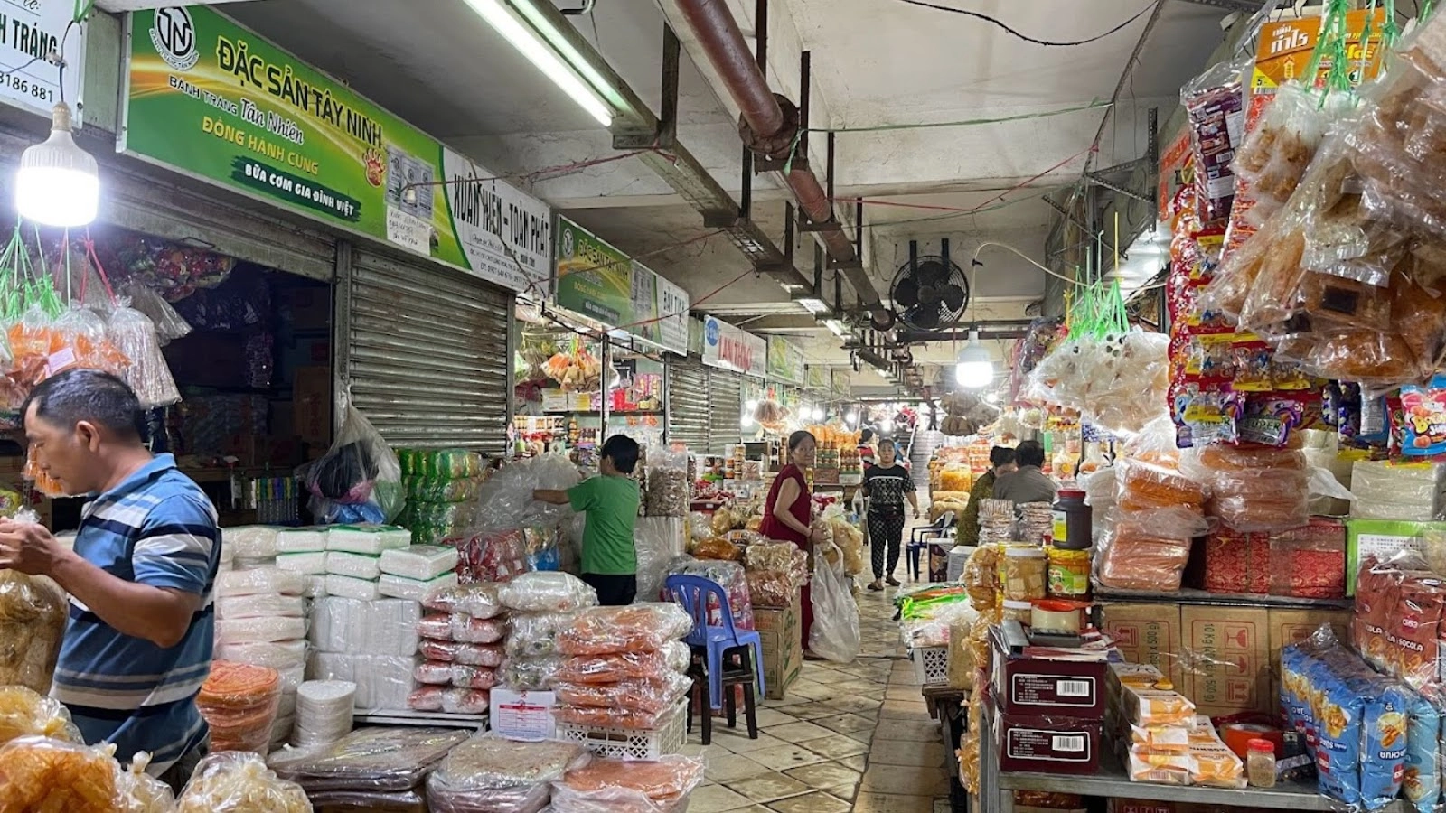 Tourists can visit traditional markets to buy local specialties as souvenirs