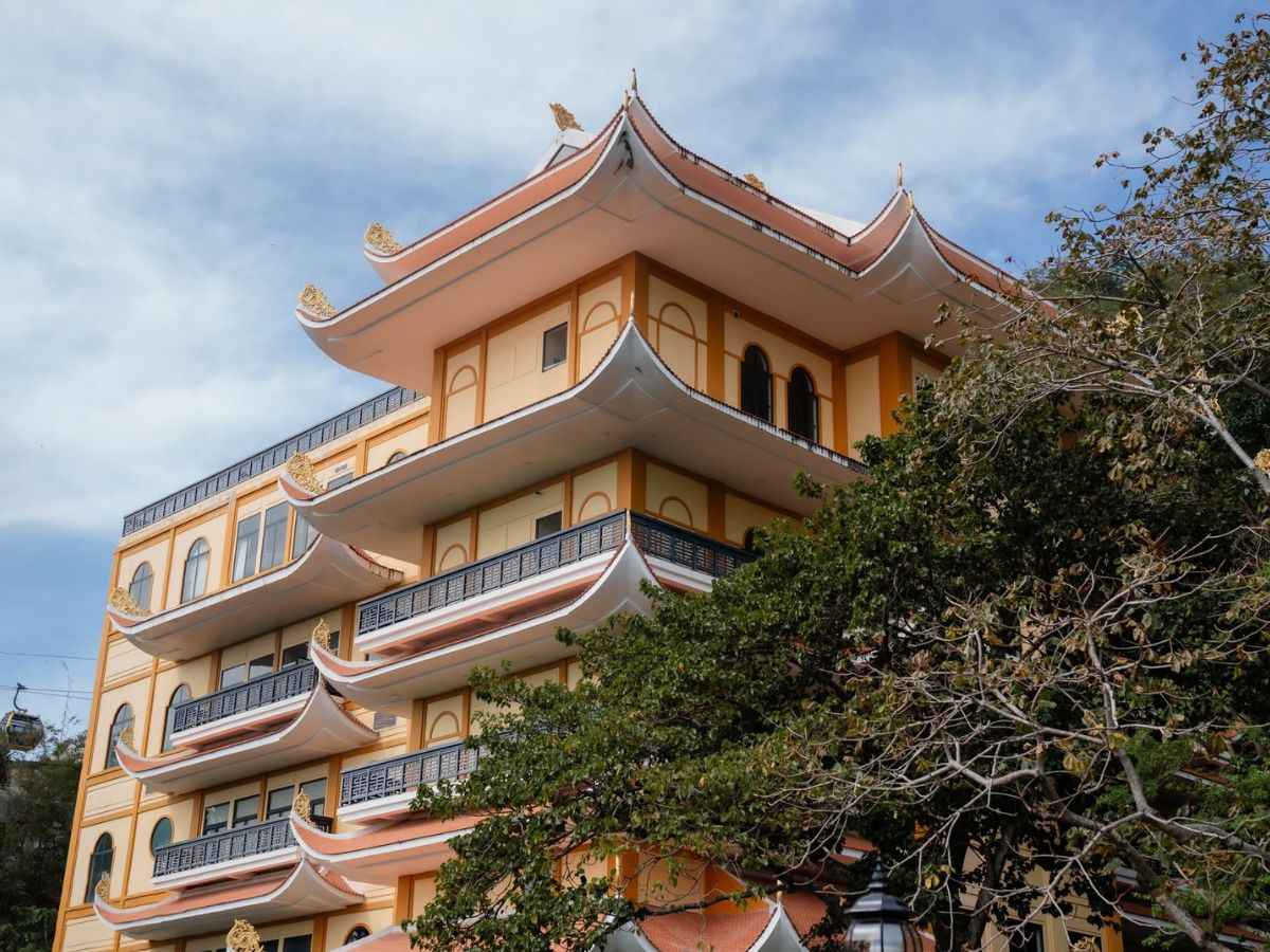 Kiến trúc chùa Bà nổi bật giữa không gian xanh trên Núi Bà Đen.