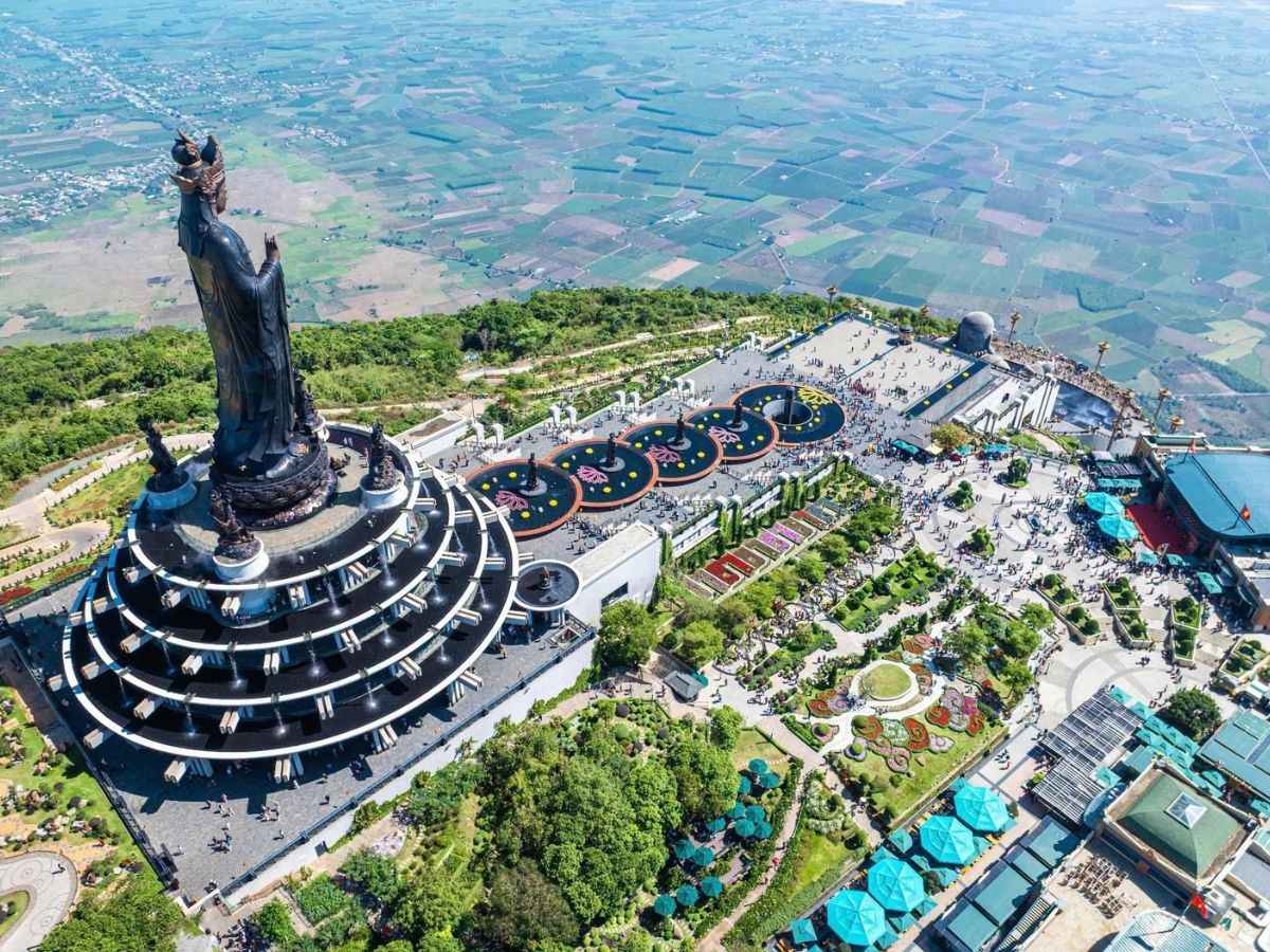 Toàn cảnh quần thể tâm linh trên đỉnh Núi Bà Đen nhìn từ trên cao.
