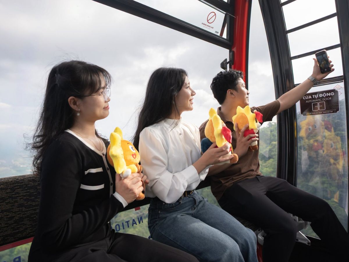Du khách ngắm cảnh và lưu lại khoảnh khắc trên tuyến cáp treo Tâm An.