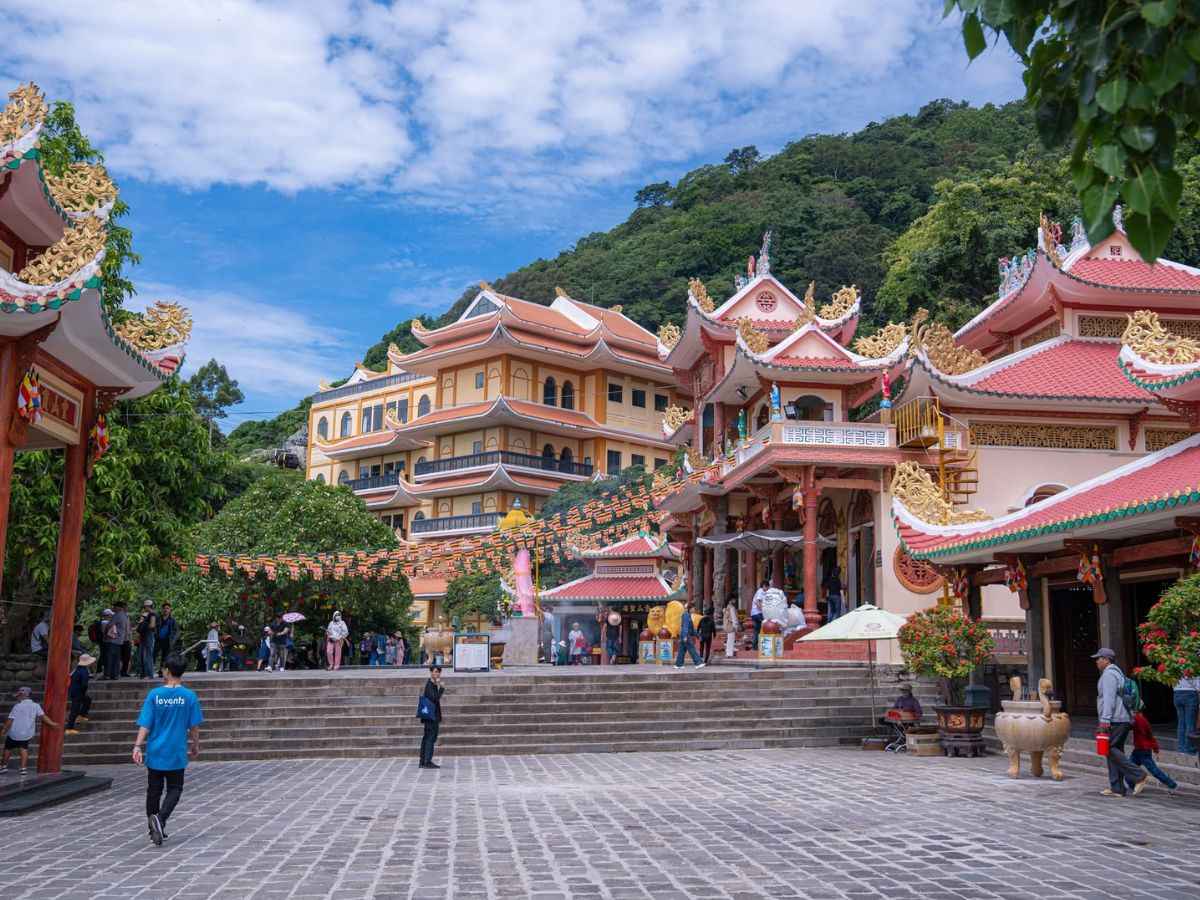 Buổi sáng chiêm bái hệ thống chùa cổ tại khu vực lưng chừng Núi Bà Đen