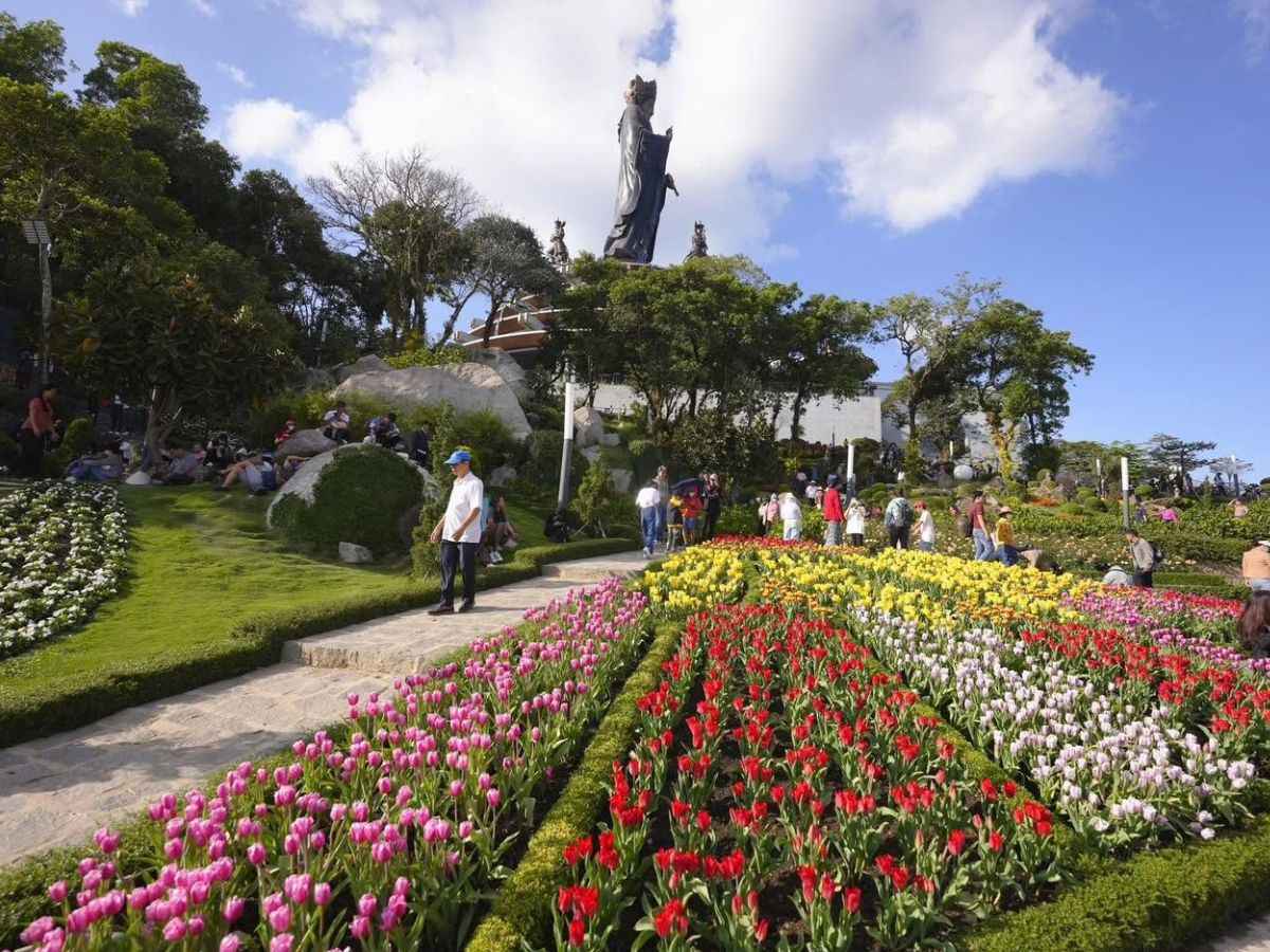 Vườn hoa trên đỉnh Núi Bà Đen là điểm tham quan nổi bật trong lịch trình 1 ngày.