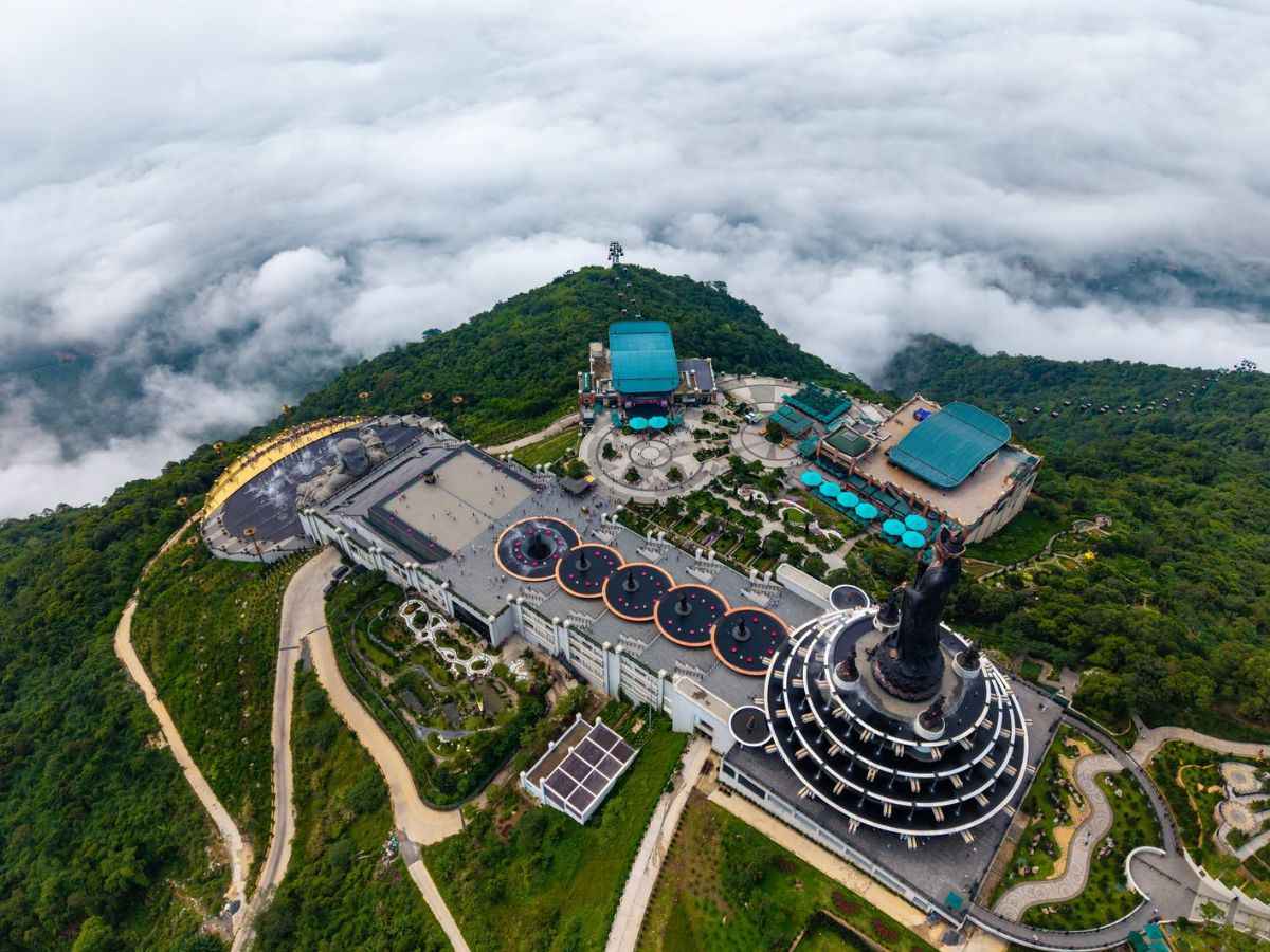 Thời tiết khu vực đỉnh Núi Bà Đen thường mát hơn vùng đồng bằng xung quanh.