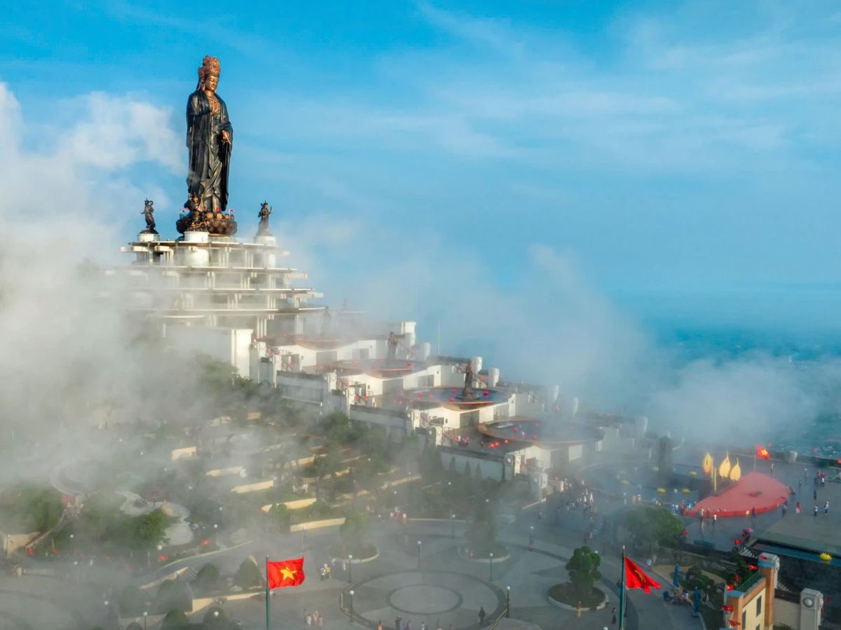 Mây và gió trên đỉnh Núi Bà Đen thường làm cảm giác se lạnh rõ hơn