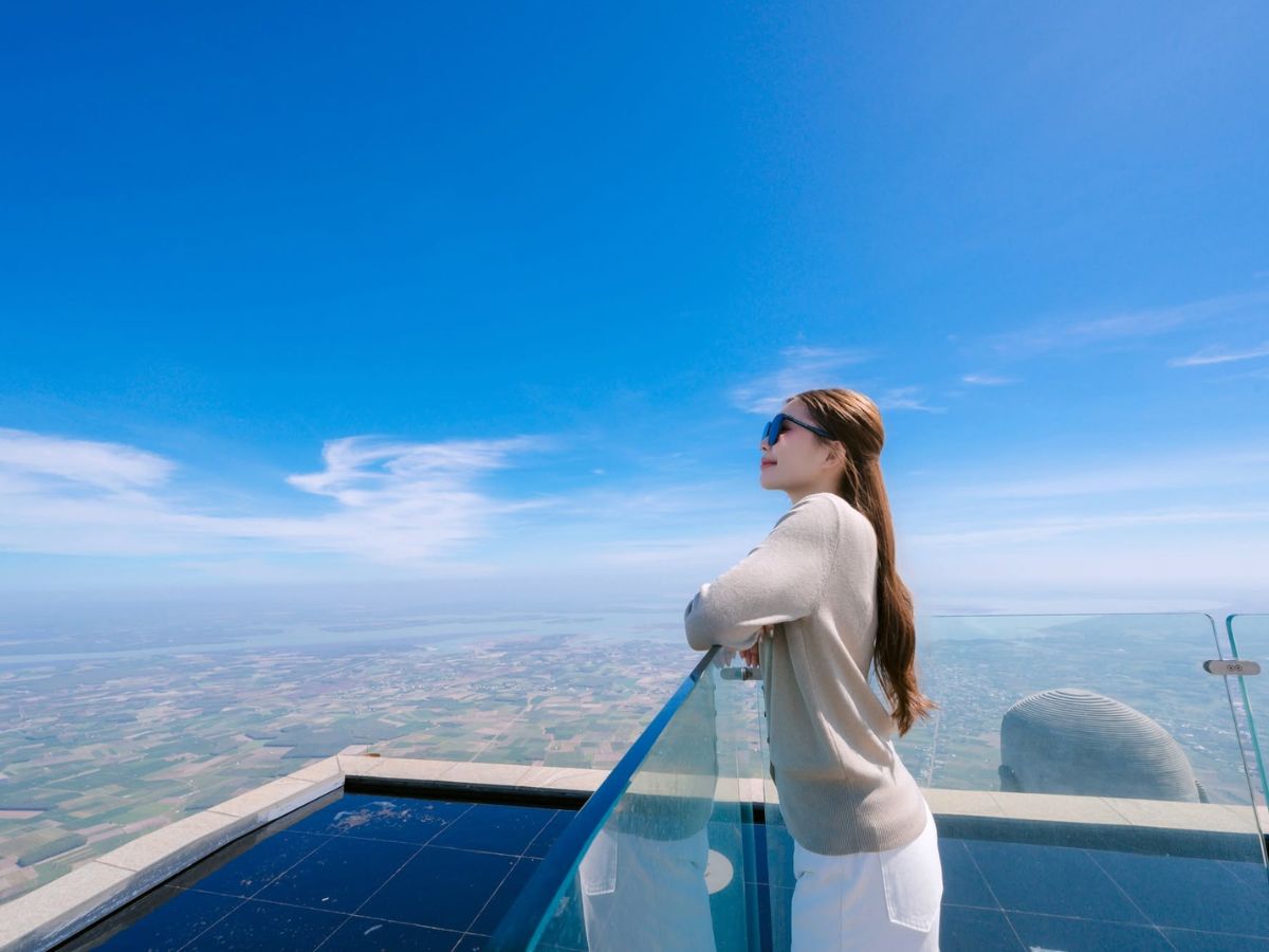 Áo khoác mỏng giúp bạn dễ thích nghi với thời tiết trên đỉnh Núi Bà Đen.