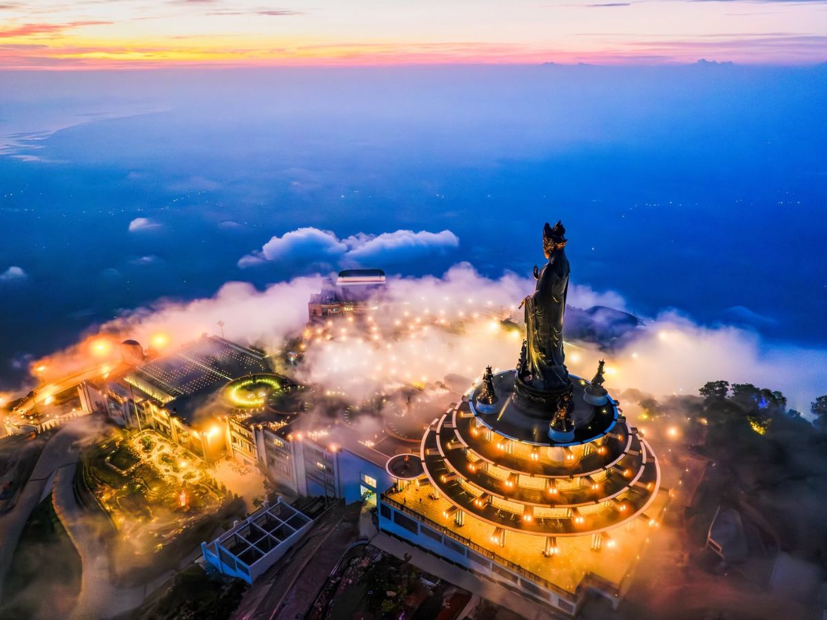 Buổi tối trên đỉnh Núi Bà Đen thường mát hơn và dễ cảm nhận se lạnh.