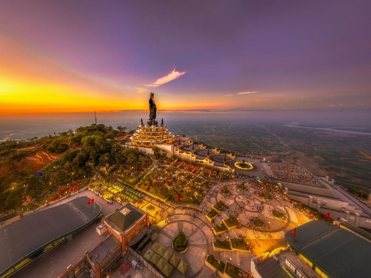 Buổi chiều trên Núi Bà Đen nổi bật với ánh hoàng hôn ấm áp và tầm nhìn rộng.