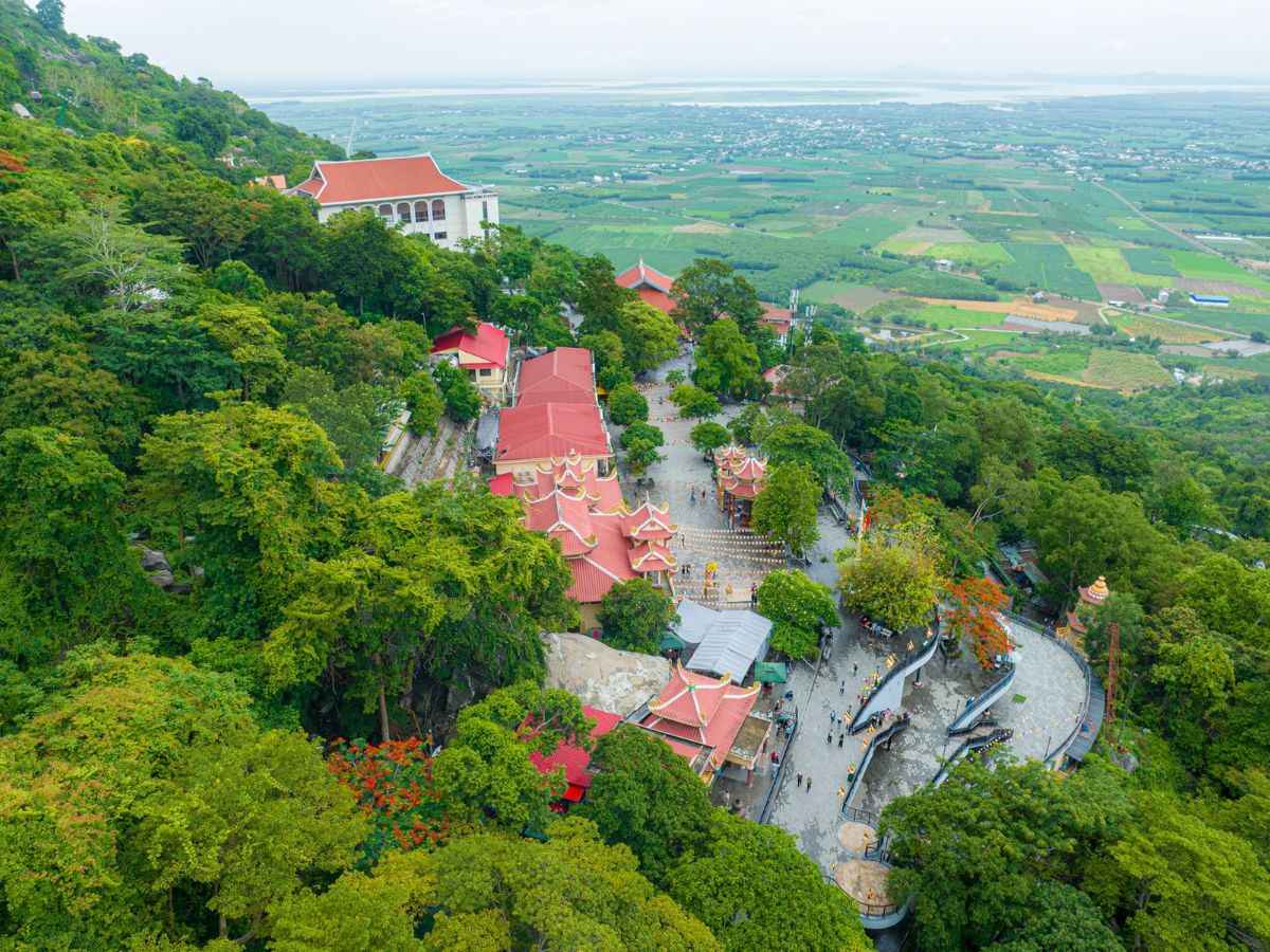 Buổi sáng phù hợp để gia đình tham quan khu chùa Bà theo nhịp nhẹ nhàng.