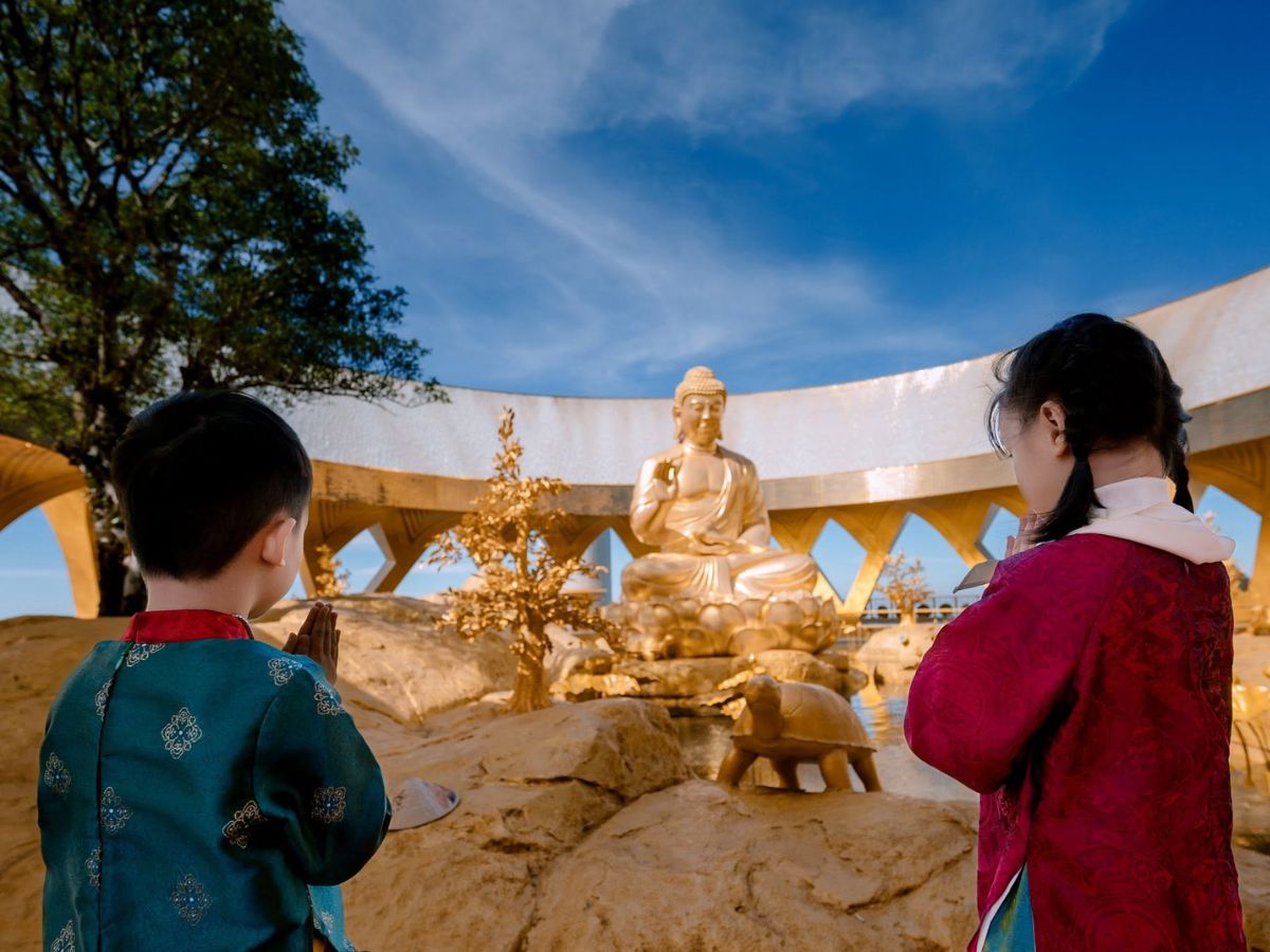 Trẻ nhỏ có thể kết hợp tham quan nhiều điểm tâm linh trên đỉnh Núi Bà Đen