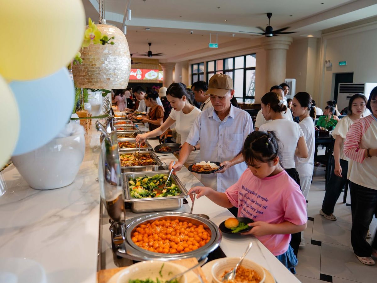 Buffet Vân Sơn giúp đoàn du khách thuận tiện dùng bữa trong lịch trình một ngày.