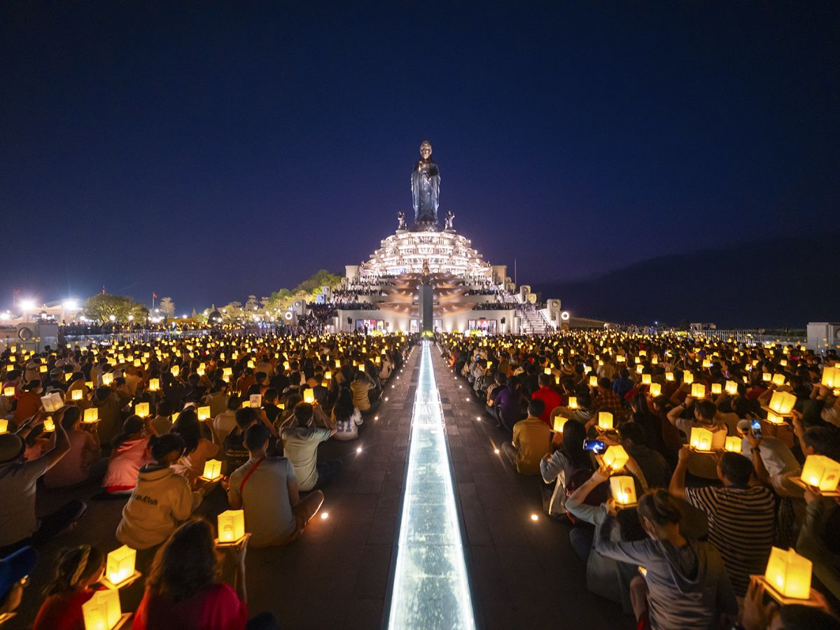 Du khách trải nghiệm không gian linh thiêng trên đỉnh Bà Đen.