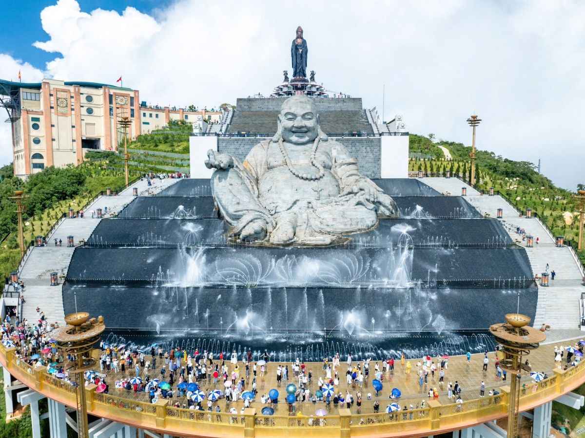 Ngày đầu chiêm bái tượng Di Lặc và Phật Bà trên đỉnh Núi Bà Đen