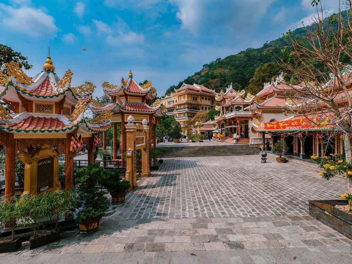 Quần thể chùa Bà cổ kính giữa sườn Núi Bà Đen xanh mát.