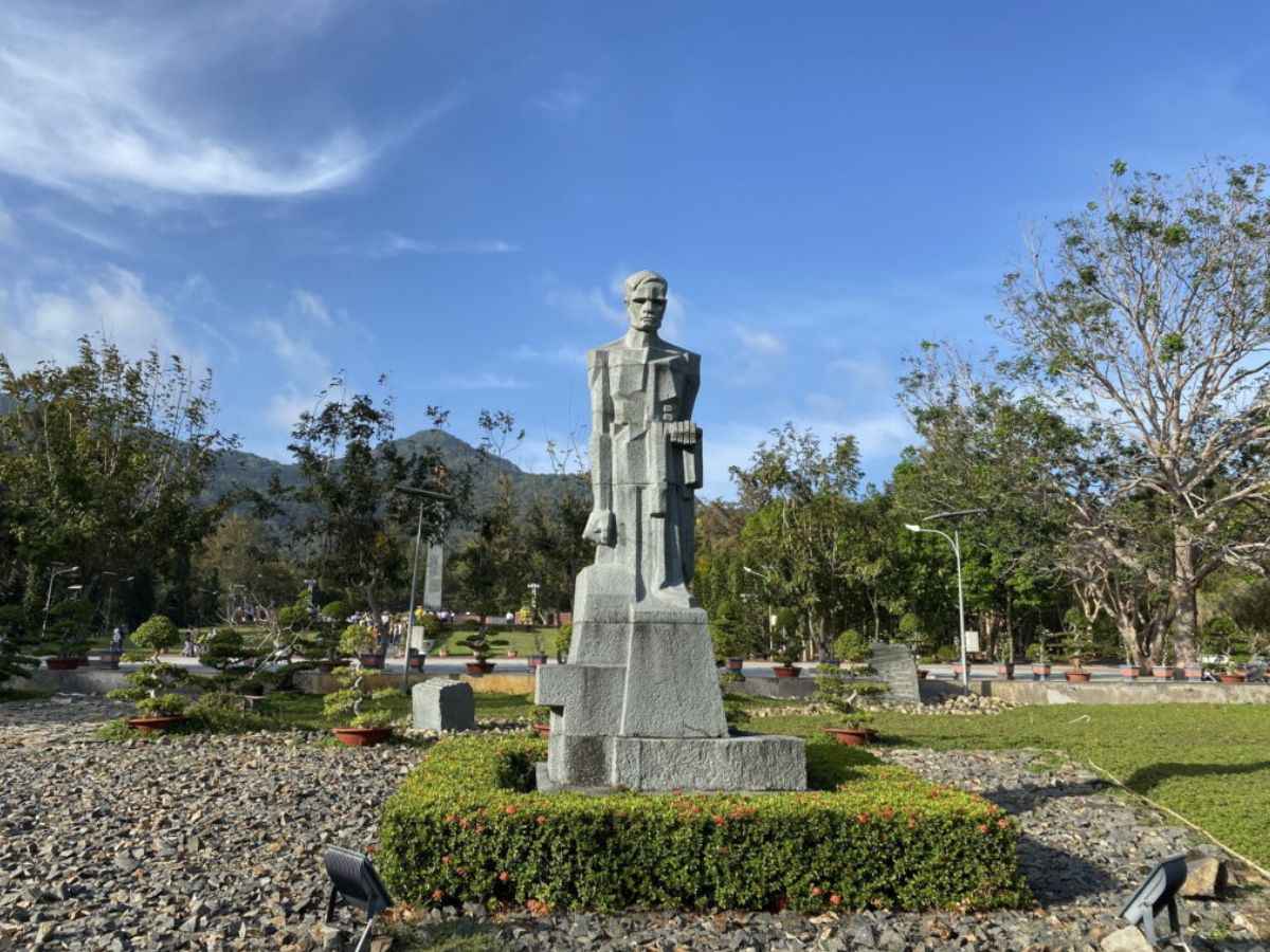 Tượng tưởng niệm giữa không gian Nghĩa trang Hàng Dương.