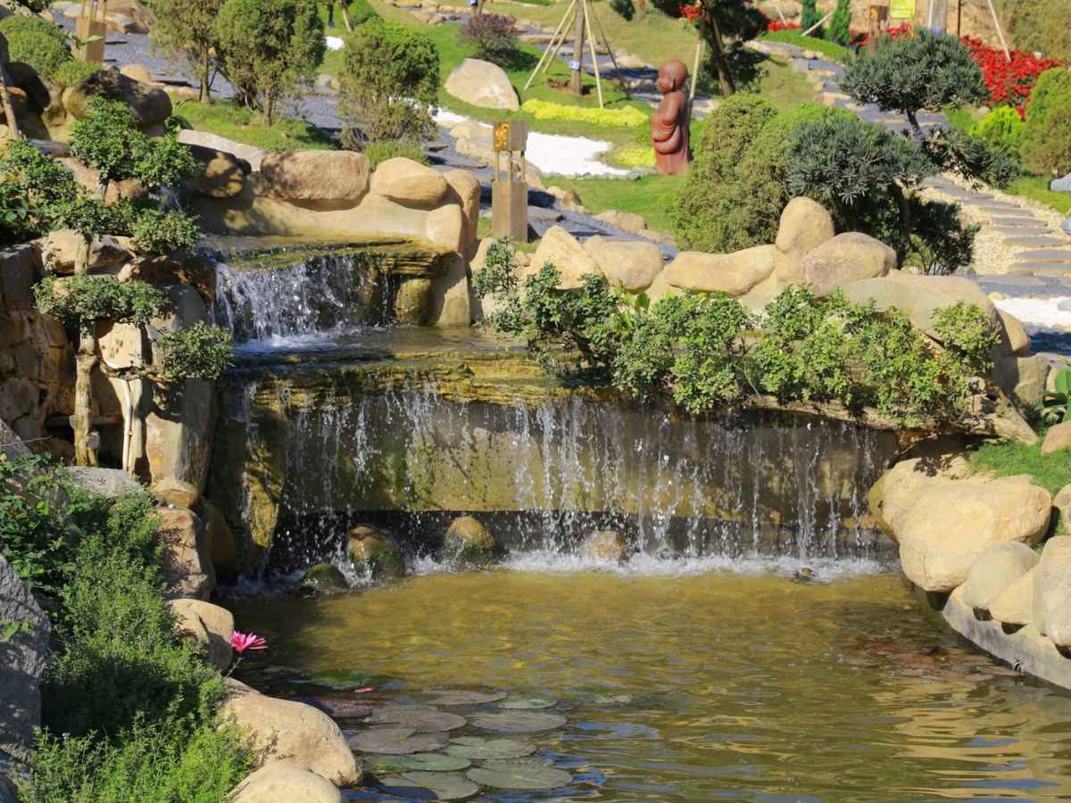 Không gian vườn xanh trên Núi Bà Đen tạo điểm nghỉ chân thư thái.