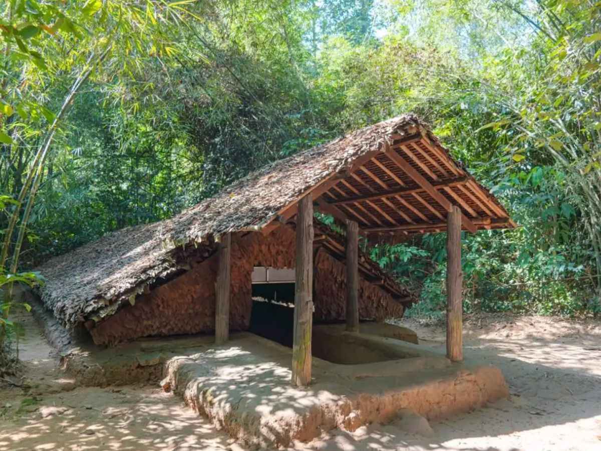 Khu tái hiện tại Địa đạo Củ Chi giúp du khách tìm hiểu đời sống thời chiến.