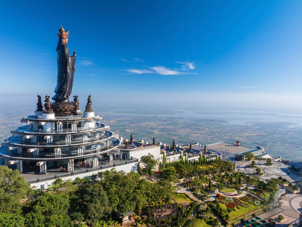 Tượng Phật Bà Tây Bổ Đà Sơn nổi bật giữa không gian đỉnh Núi Bà Đen.