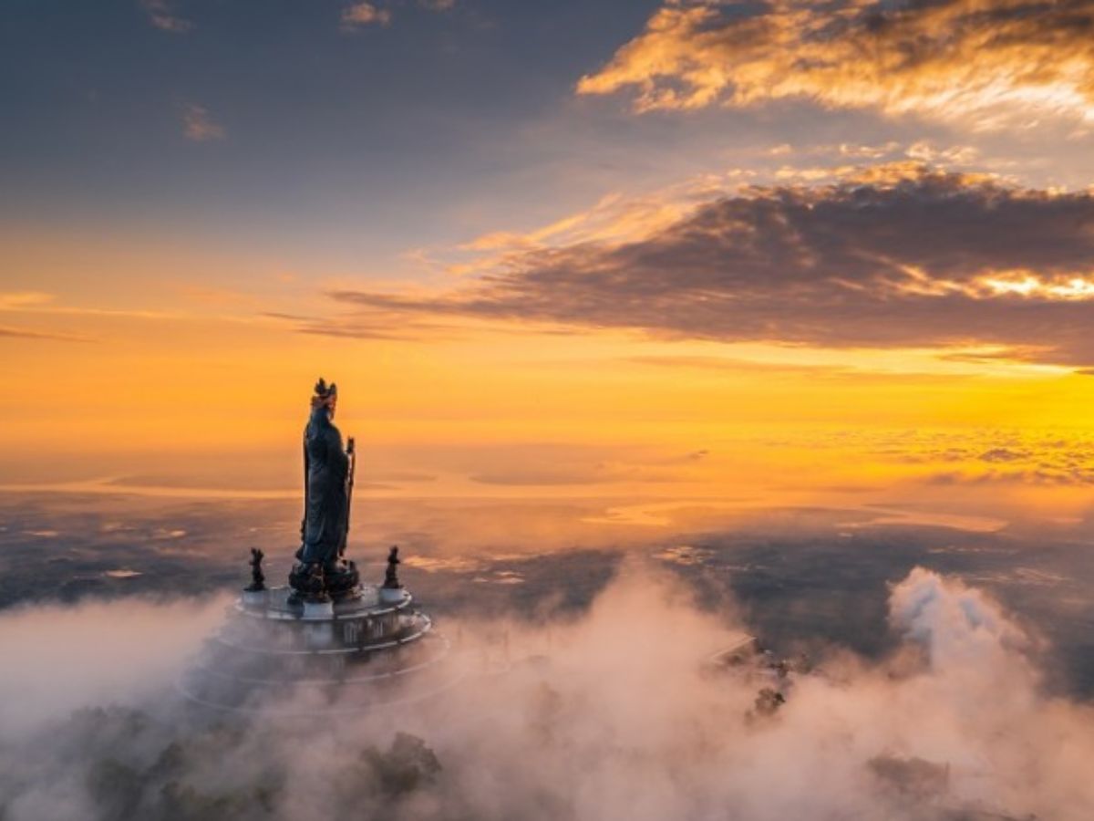 Núi Bà Đen là điểm dừng chân nổi bật trong hành trình khám phá Tây Ninh.