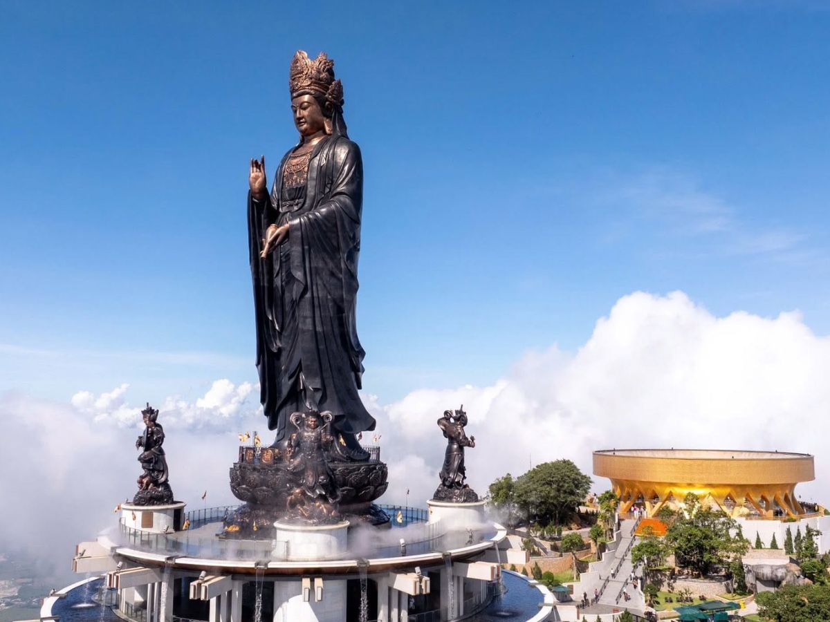 Tượng Phật Bà Tây Bổ Đà Sơn nổi bật giữa mây trời đỉnh Núi Bà Đen