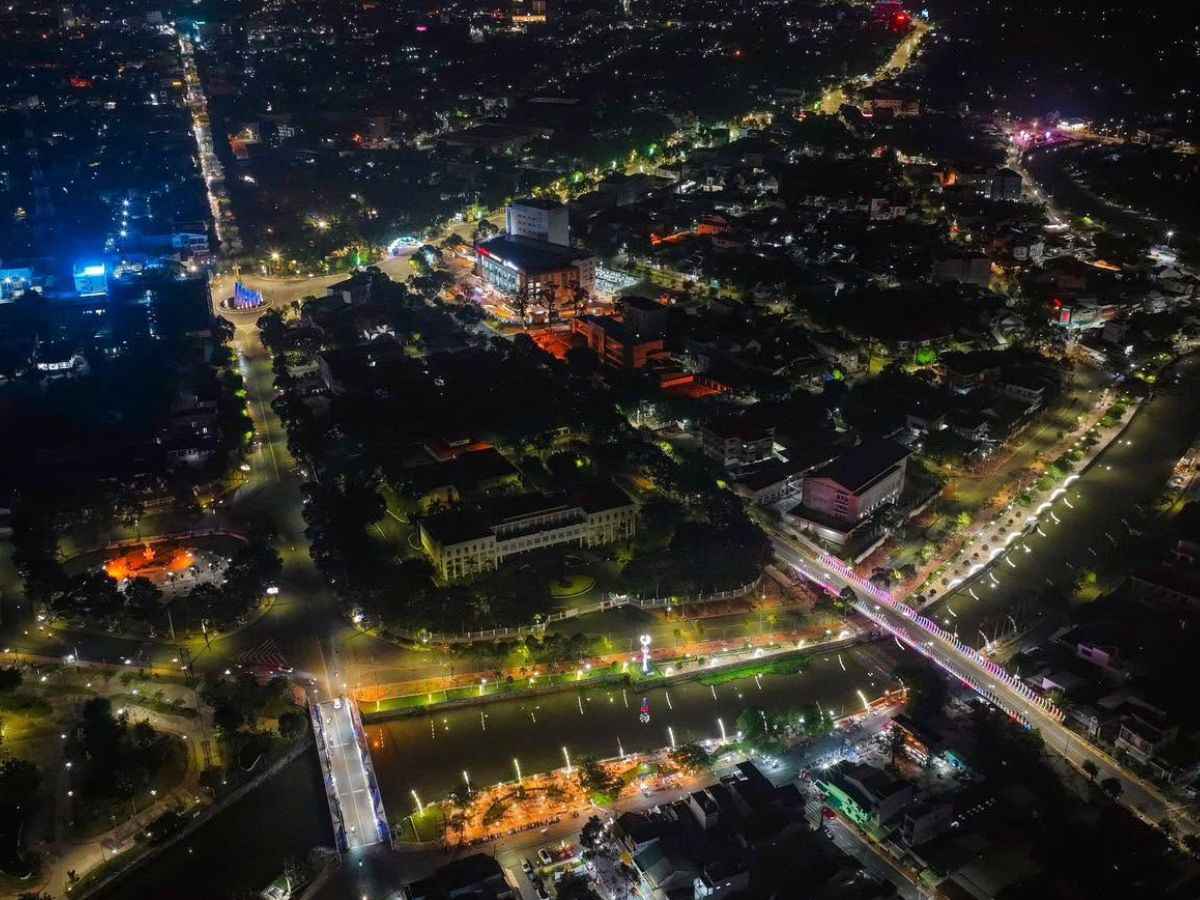 Tây Ninh rực sáng khi phố phường lên đèn về đêm.