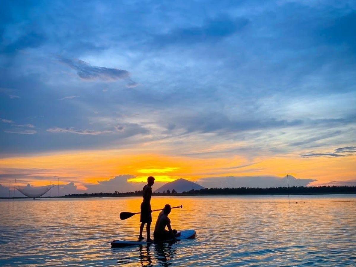 Trải nghiệm chèo SUP trên hồ Dầu Tiếng.