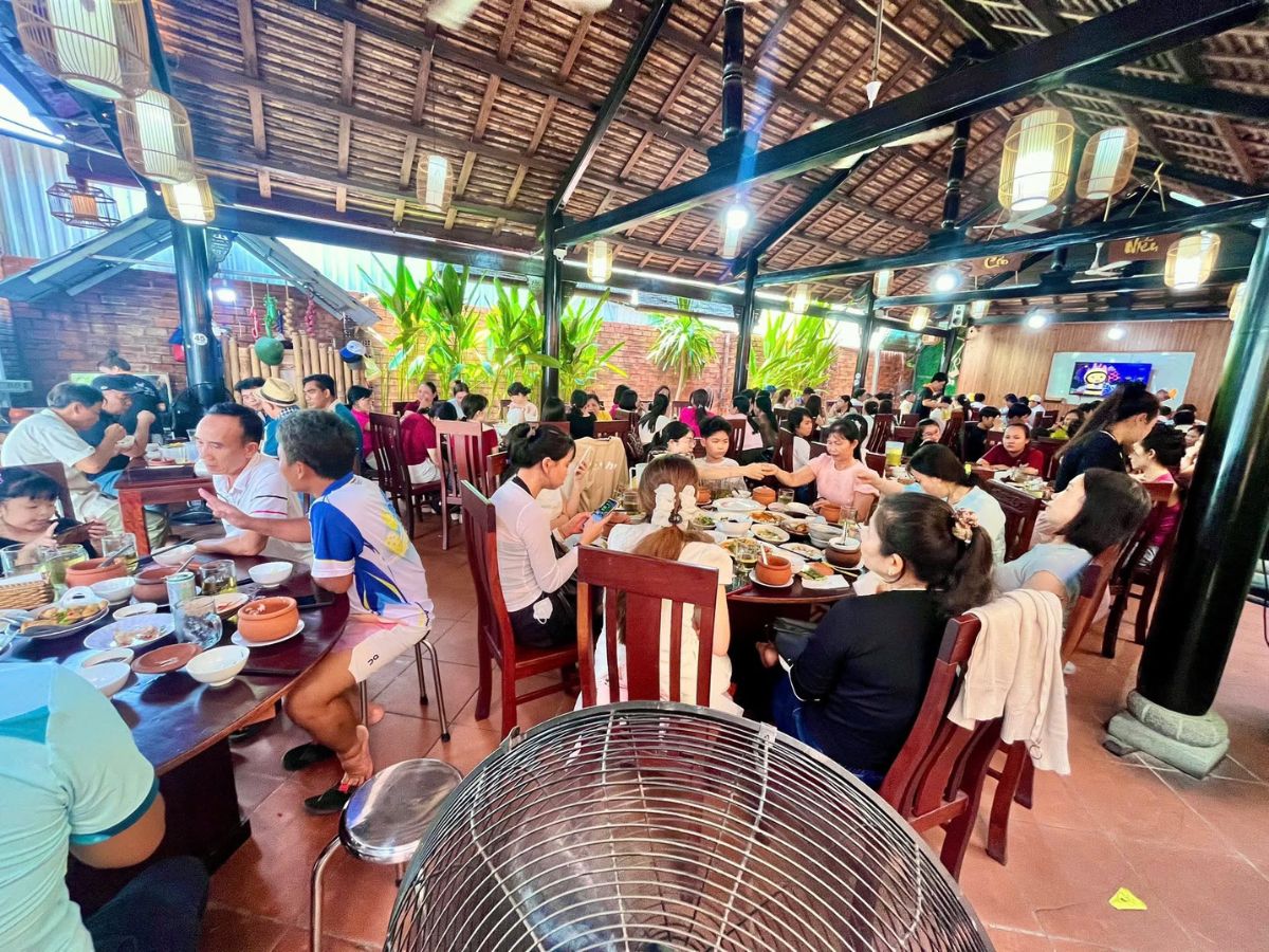 Quán cơm niêu 242 nổi tiếng cho gia đình khi du lịch Tây Ninh.