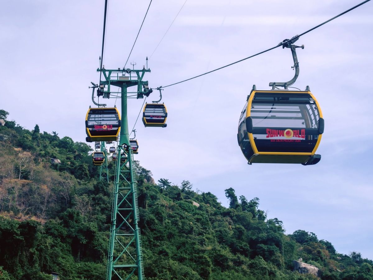 Cáp treo Núi Bà Đen mang đến góc nhìn rộng mở trên hành trình lên cao