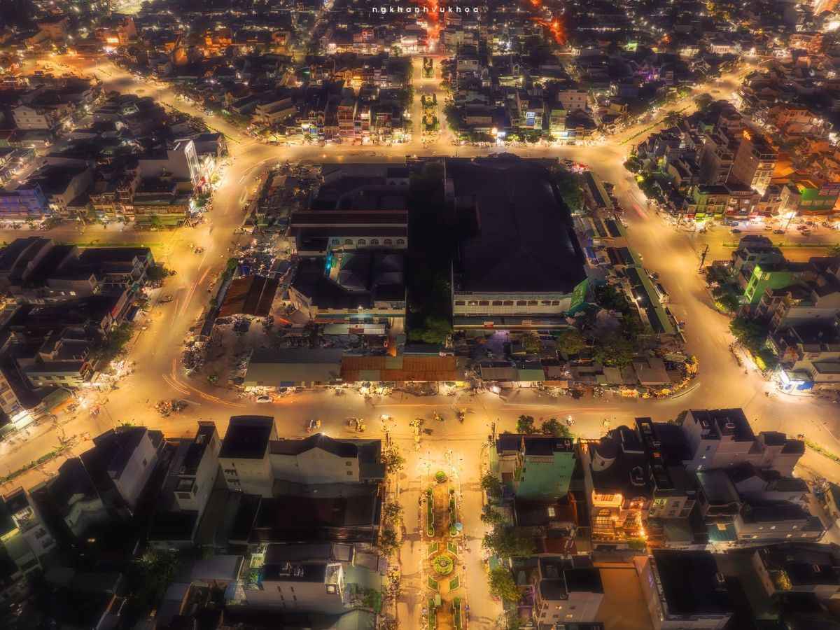 Chợ Long Hoa rực sáng về đêm giữa nhịp sống sôi động của Tây Ninh.