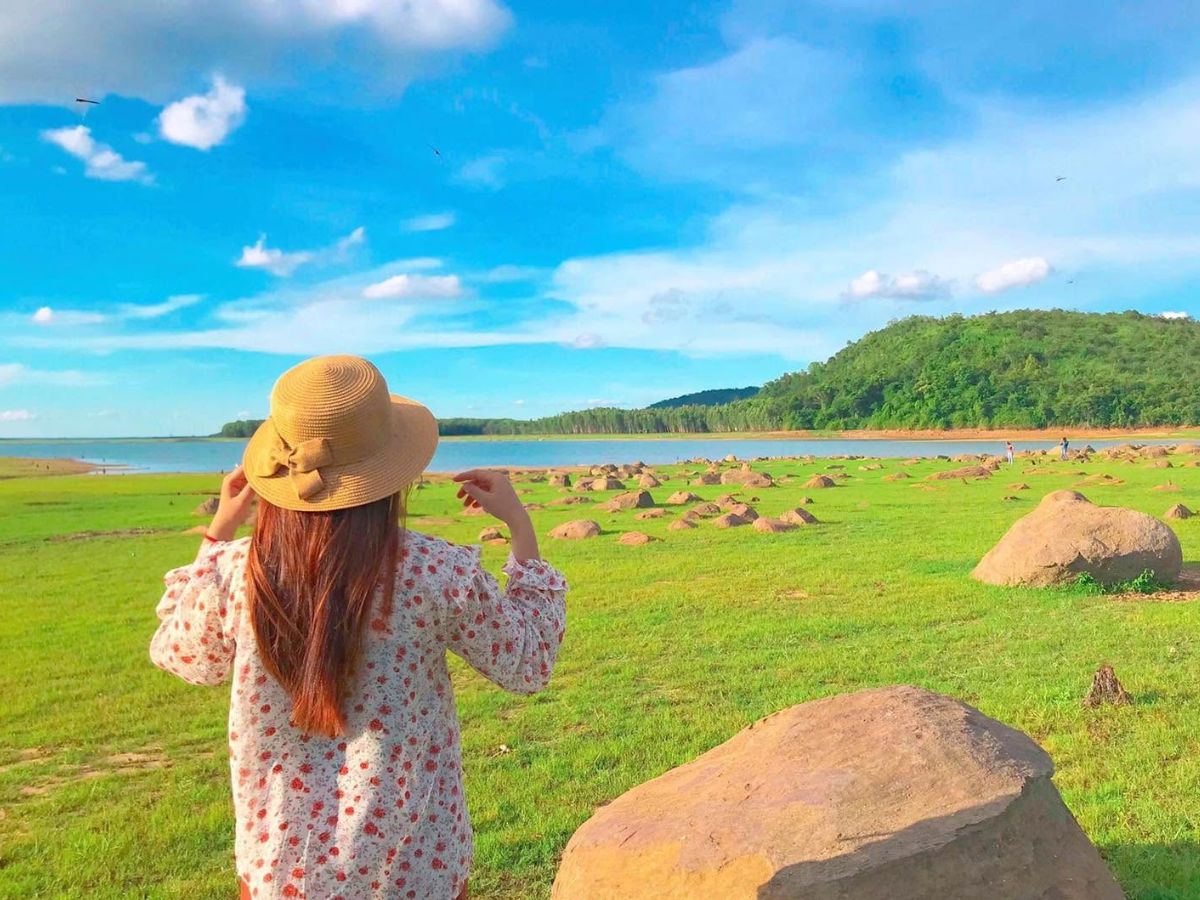 Hồ Dầu Tiếng mang đến không gian thư giãn lý tưởng giữa thiên nhiên xanh mát.
