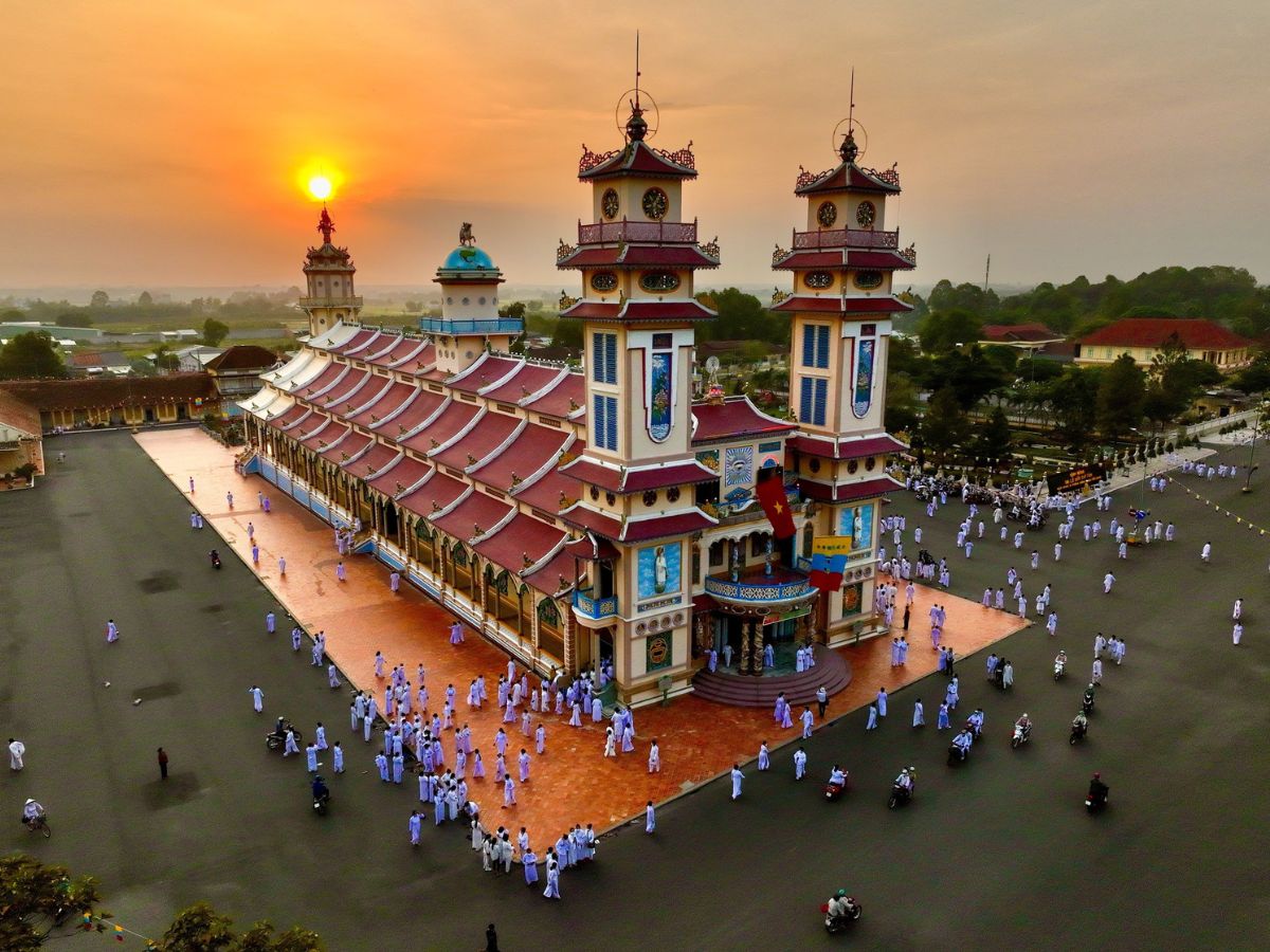 Tòa Thánh Cao Đài nổi bật trong ánh hoàng hôn tại Tây Ninh.