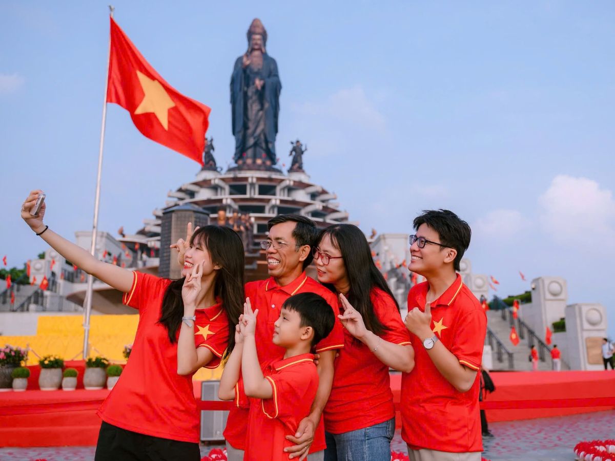 Gia đình lưu giữ khoảnh khắc đáng nhớ tại Núi Bà Đen Tây Ninh.