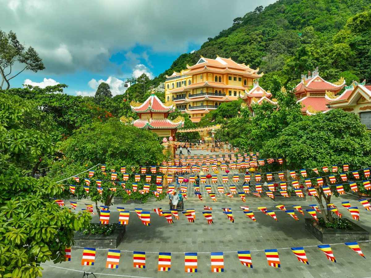 Không gian chùa Bà rực rỡ cờ Phật giáo giữa núi xanh Tây Ninh.