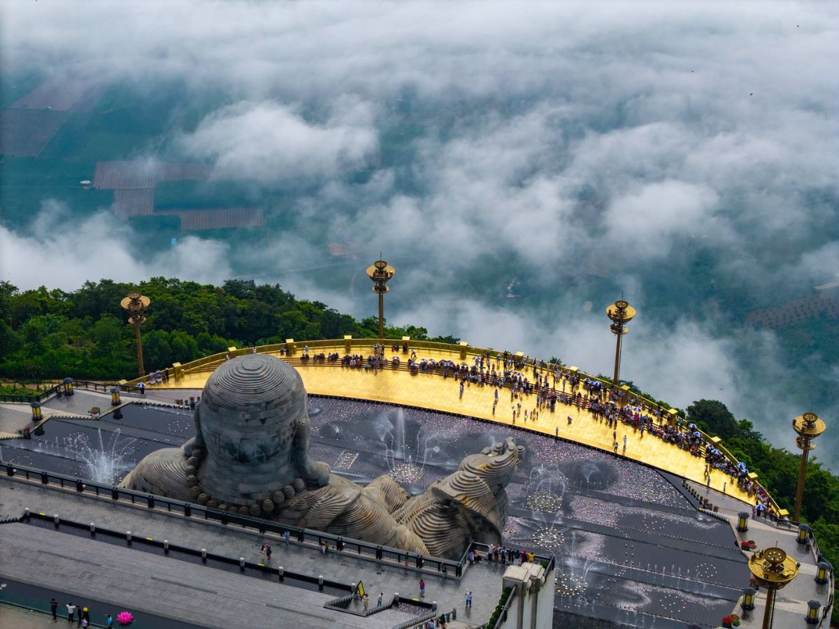 Mùa khô phù hợp ngắm cảnh và chiêm bái thư giãn trên đỉnh núi.